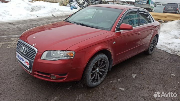 Накладка стекла заднего правого Audi A4 8E0853764G