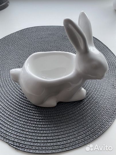 Фарфоровая посуда с кроликами
