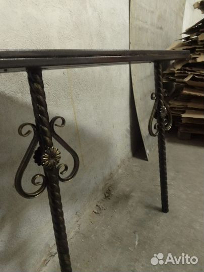 Скамейка и столик на кладбище