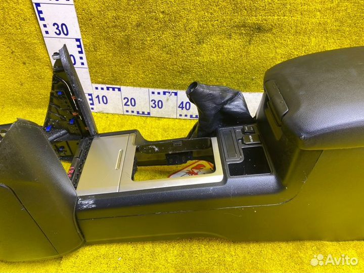 Бардачок между сиденьями передний Toyota Land