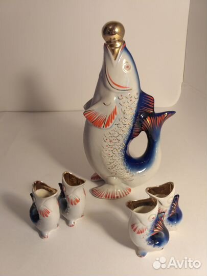 Фарфоровый графин со стопками 