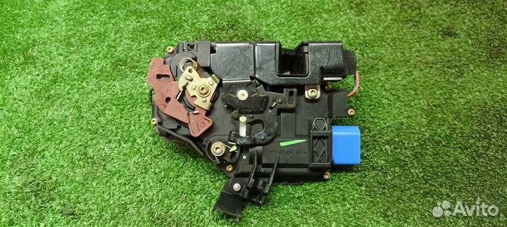 Замок двери задней правой VW Touareg 2002-2010