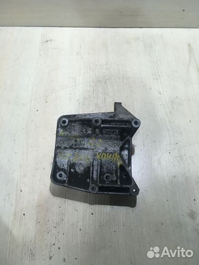 Кронштейн кондиционера Ауди А6 С4 050260885D