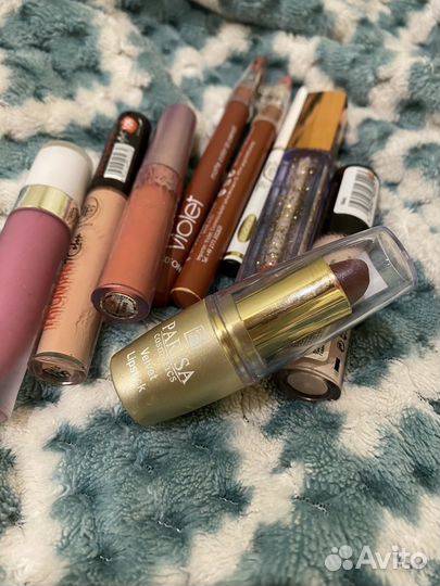 Набор косметики пакетом матовая помада карандаши