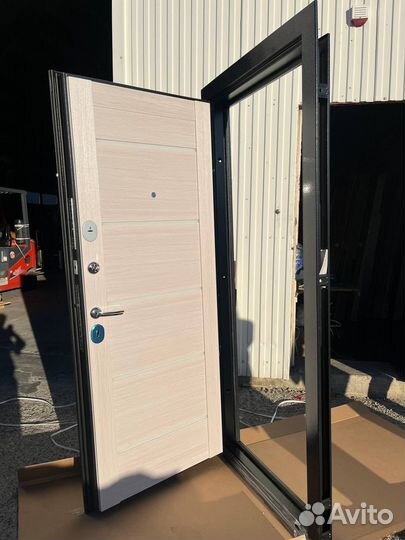 Дверь входная новая