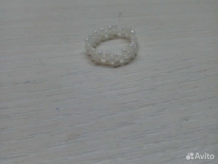 Колечко из бисера белое