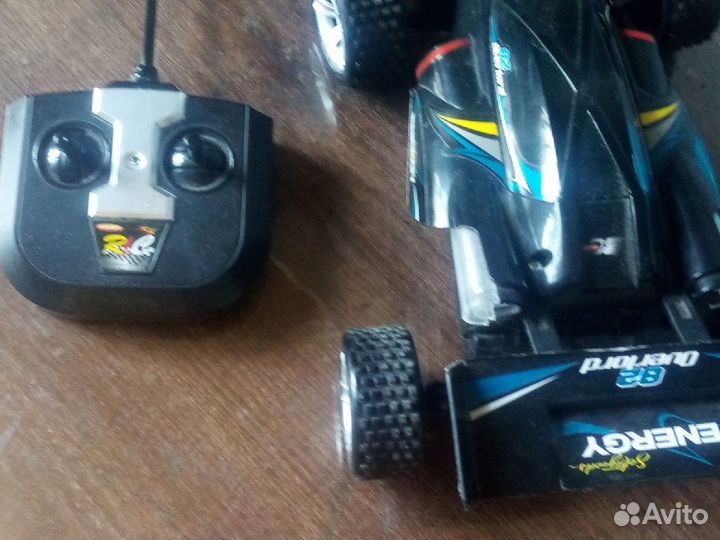 Машина на пульте управления с батарейками