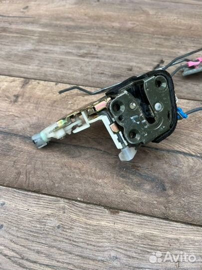 Замок двери передний правый Subaru Impreza GF6