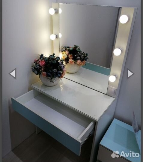 Туалетный столик с зеркалом и подсветкой