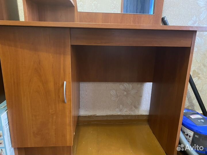 Трюмо с зеркалом