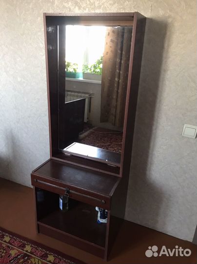 Кровать, шкаф, зеркало