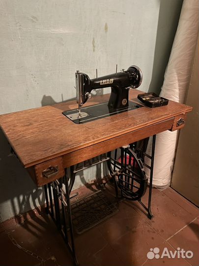 Швейная машина LADA