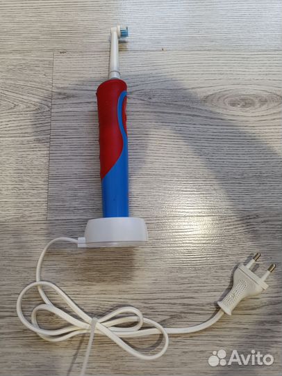 Электрическая зубная щетка Oral B braun