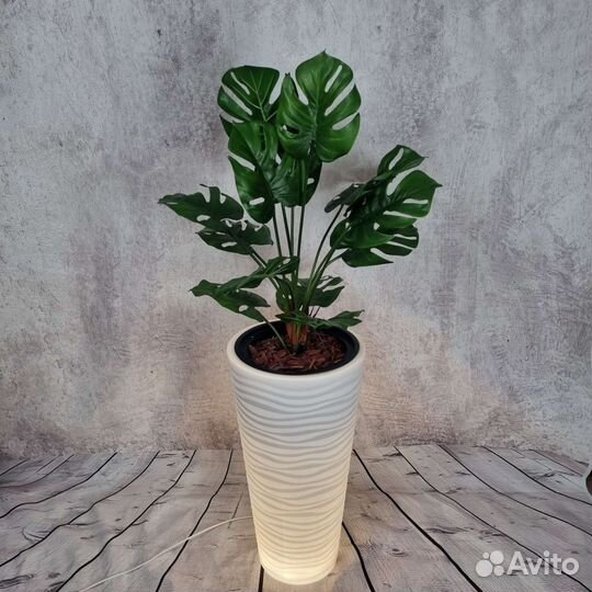 Кашпо с подсветкой и искусственной монстерой