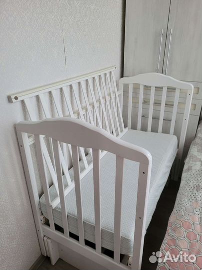 Детская кроватка с маятником