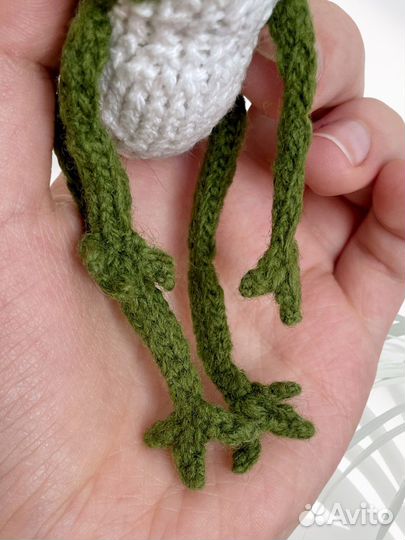 Вязаная лягушка, карманная игрушка