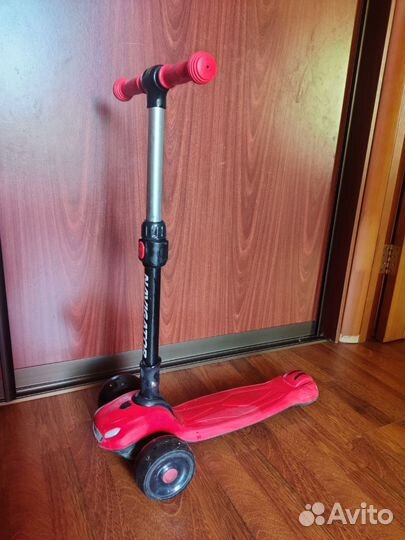 Самокат со светящимися колесами и музыкой