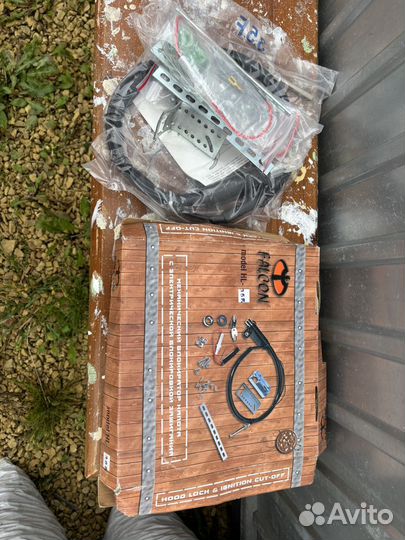 Механический блокиратор капота