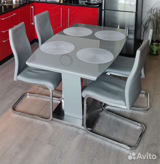 Стол обеденный