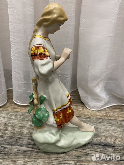 Статуэтка фарфор гадание на ромашке