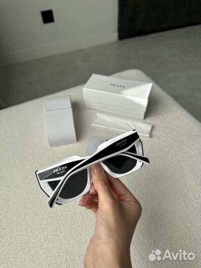 Солнцезащитные очки женские prada