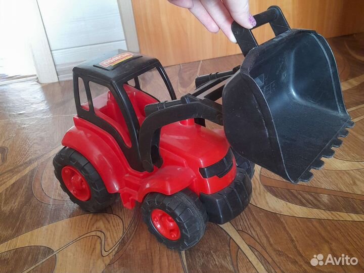 Трактор с ковшом