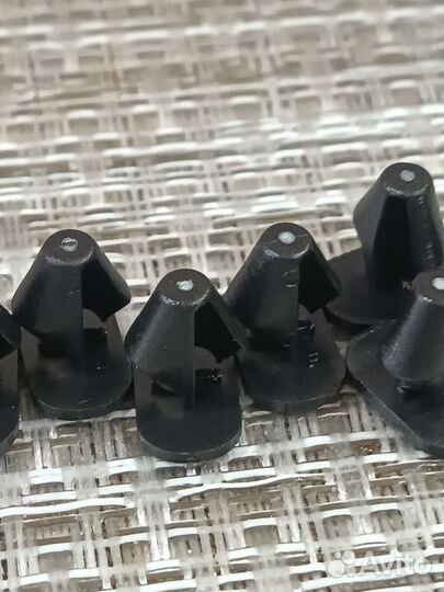 Крепёжная клипса Opel Vivaro Renault Trafic