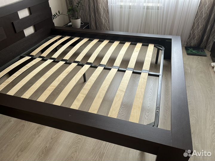 Кровать двухспальная,тумбочки, туалетный столик