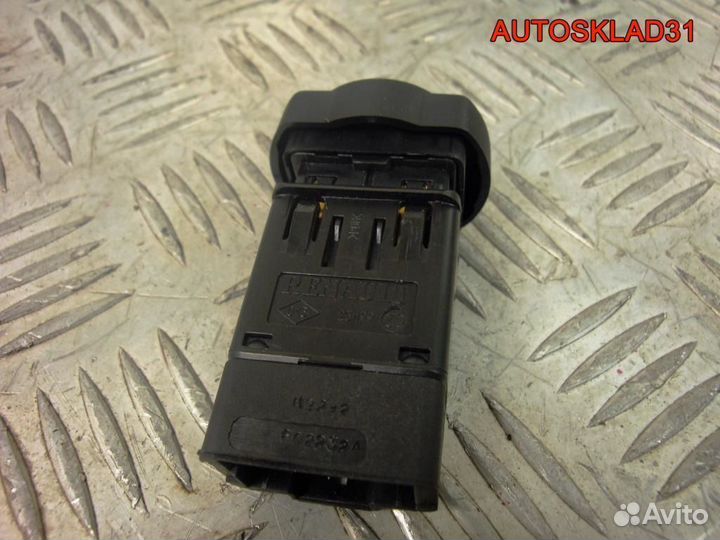 Кнопка аварийной сигнализации Renault Sandero