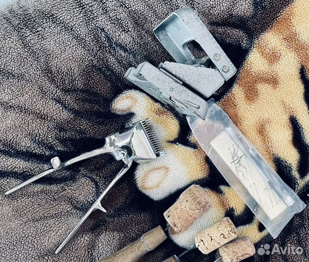 Вещи СССР: 2 утюга, кожаные сумки, дырокол, безмен