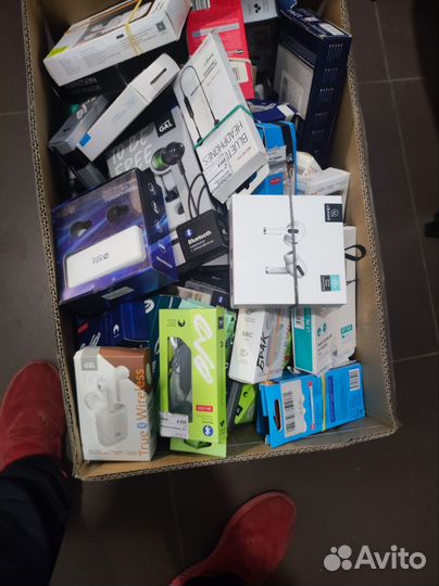 Коробка с наушниками