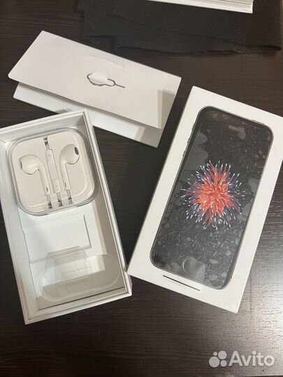 Коробка iPhone se с наушниками earpods