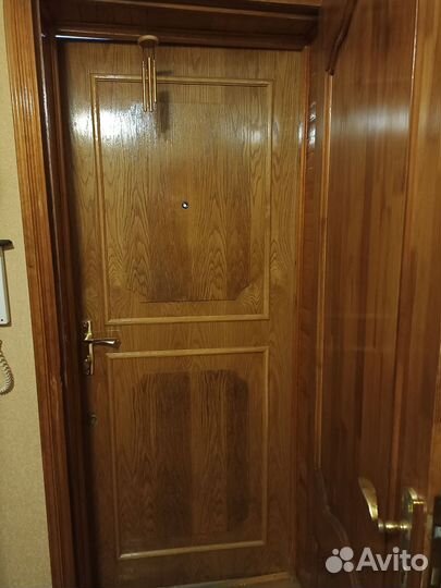 Дверь входная деревянная