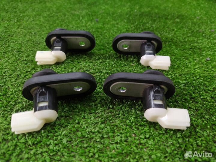 Концевики дверей Комплектом Toyota Wish ZNE10