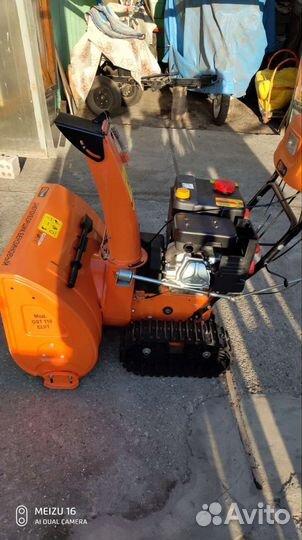 Снегоуборщик бензиновый гусеничный