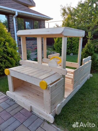 Деревянная машинка для детской площадки