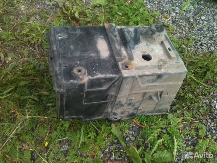 Форд Фокус 2 2007г. Контейнер для акб