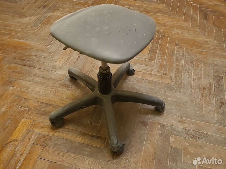 Стул на колесиках