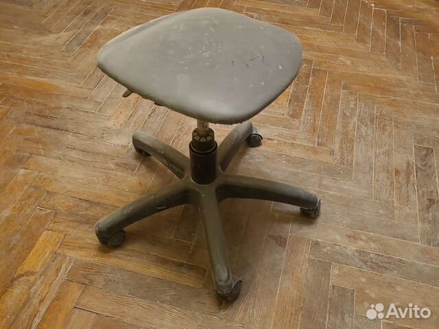 Стул на колесиках