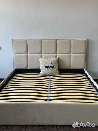 Кровать двуспальная с мягким изголовьем