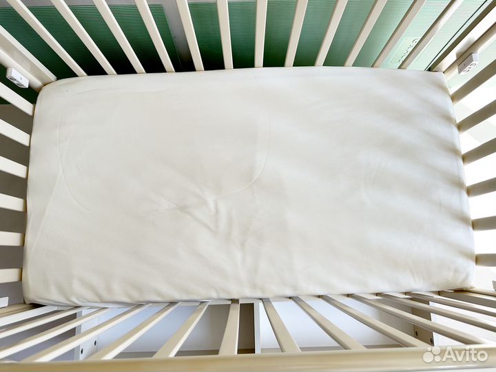 Детская кроватка с маятником, матрасом, постельным