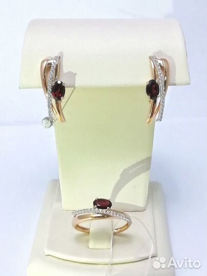 Комплект: золотые золотые серьги и кольцо с гранат