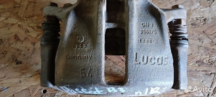 Суппорт передний левый/правый Passat B3