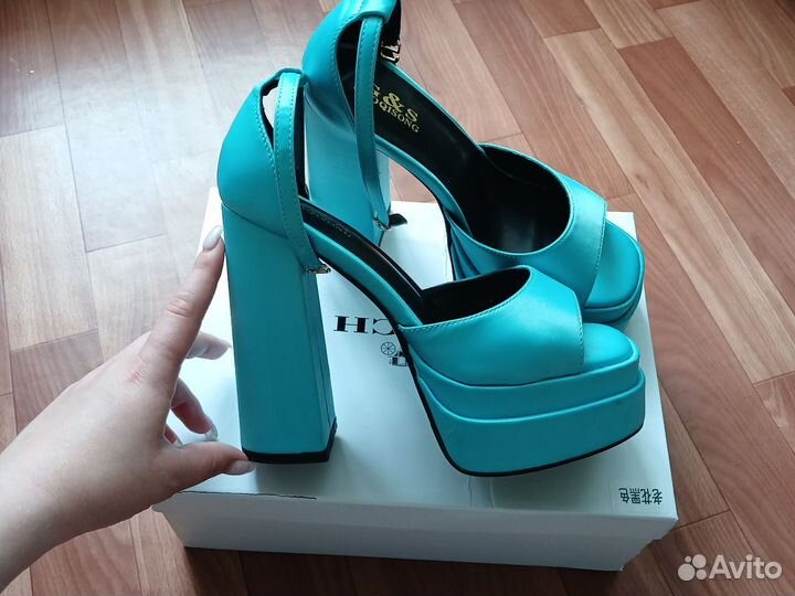 Босоножки новые