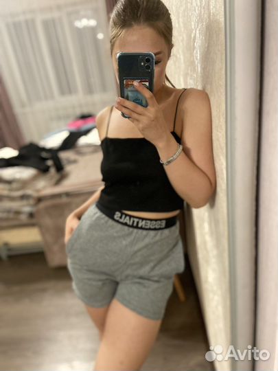 Серые шорты essentials