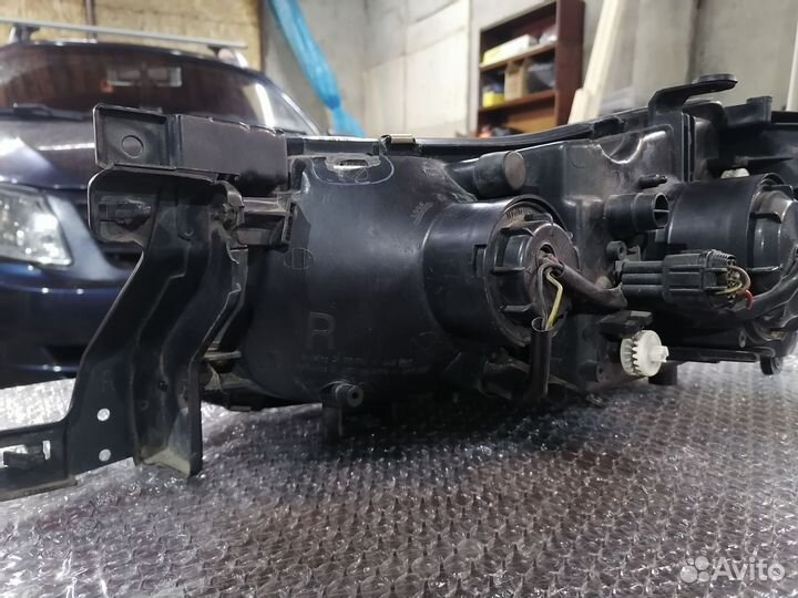 Фара на Nissan Liberty правая