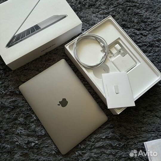 Macbook pro 13 2017 touch bar 8gb 256