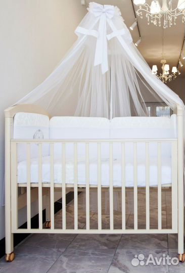 Кроватка детская на колесиках