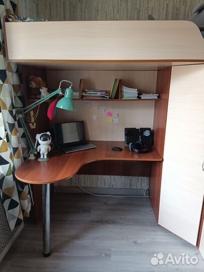 Кровать чердак со столом и шкафом для подростка