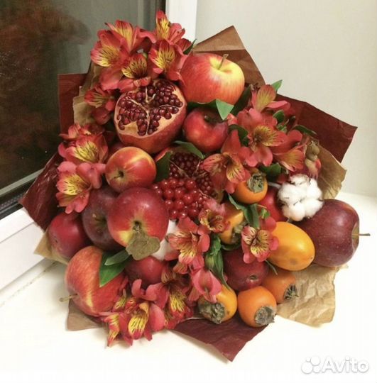 Букет с цветами фруктами конфетами День рождения